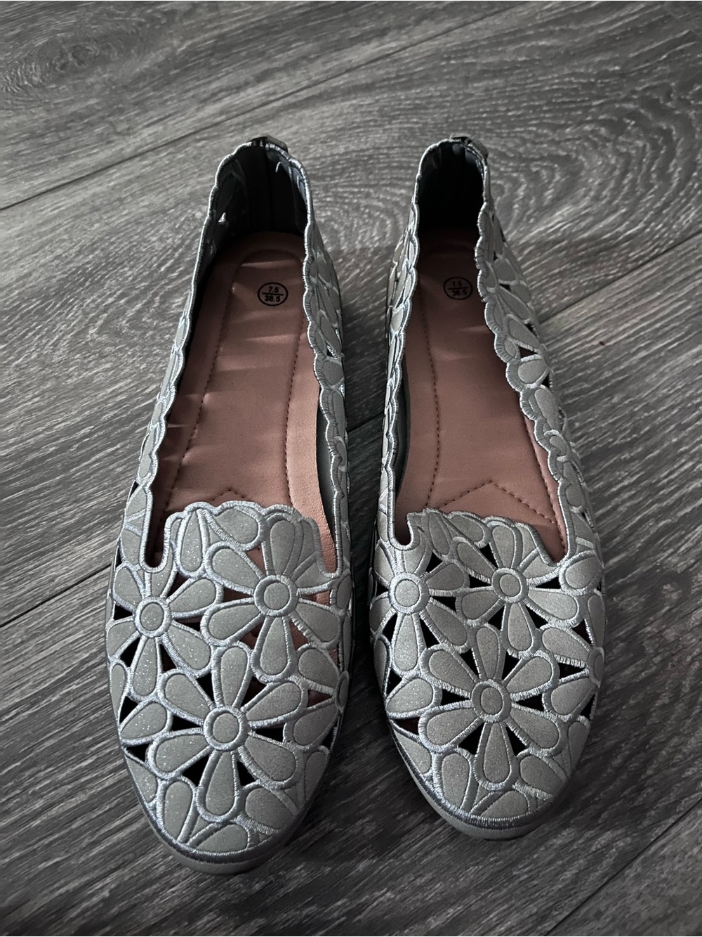 Source Unknown Silver Floral Cutout Slip-On Flats size 7.5
